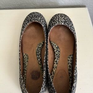 Born BOC leopard print size 8 slip on